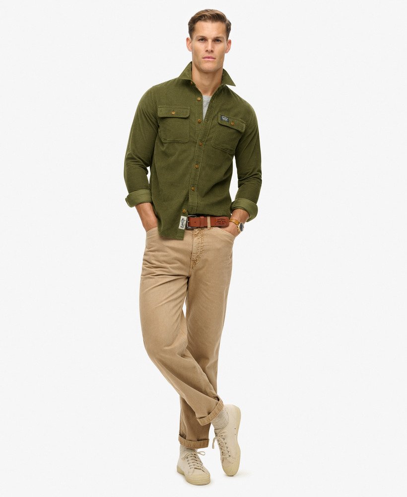 camisa de veludo cotelê trailsman relaxed fit na cor verde musgo escuro