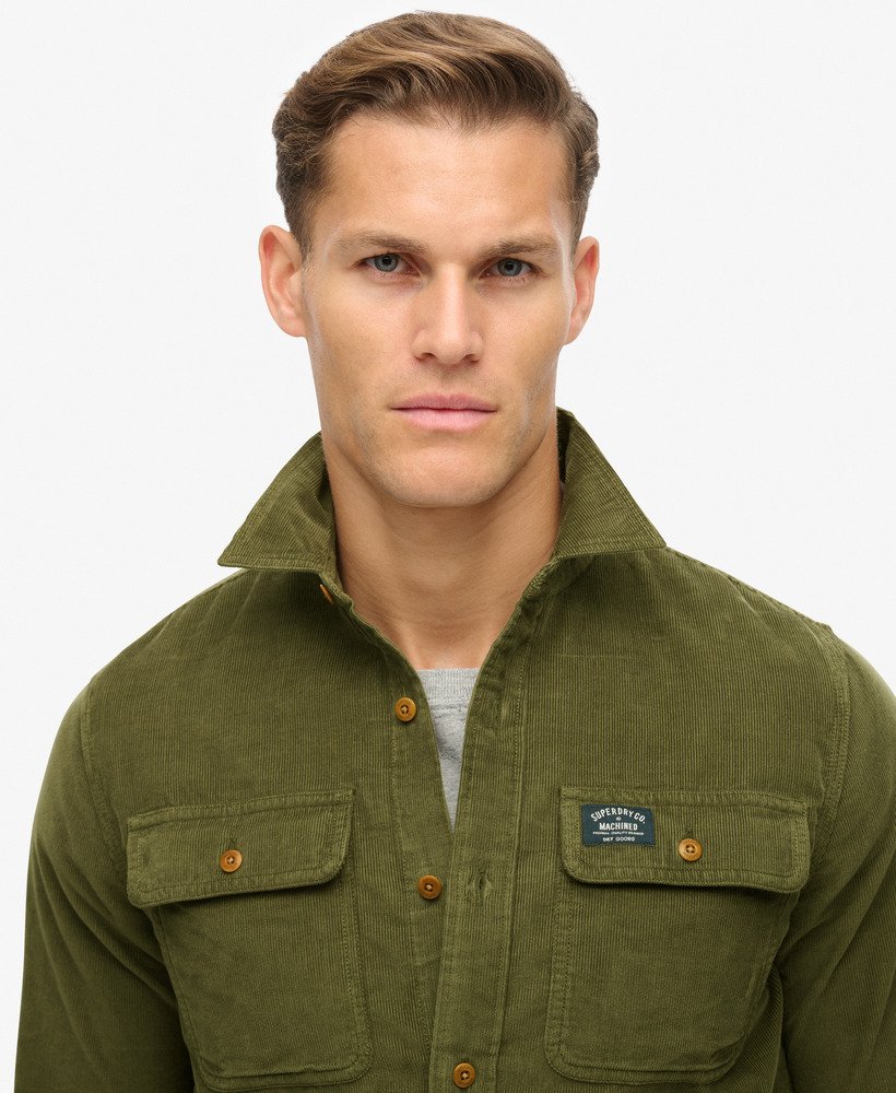 camisa de veludo cotelê trailsman relaxed fit na cor verde musgo escuro