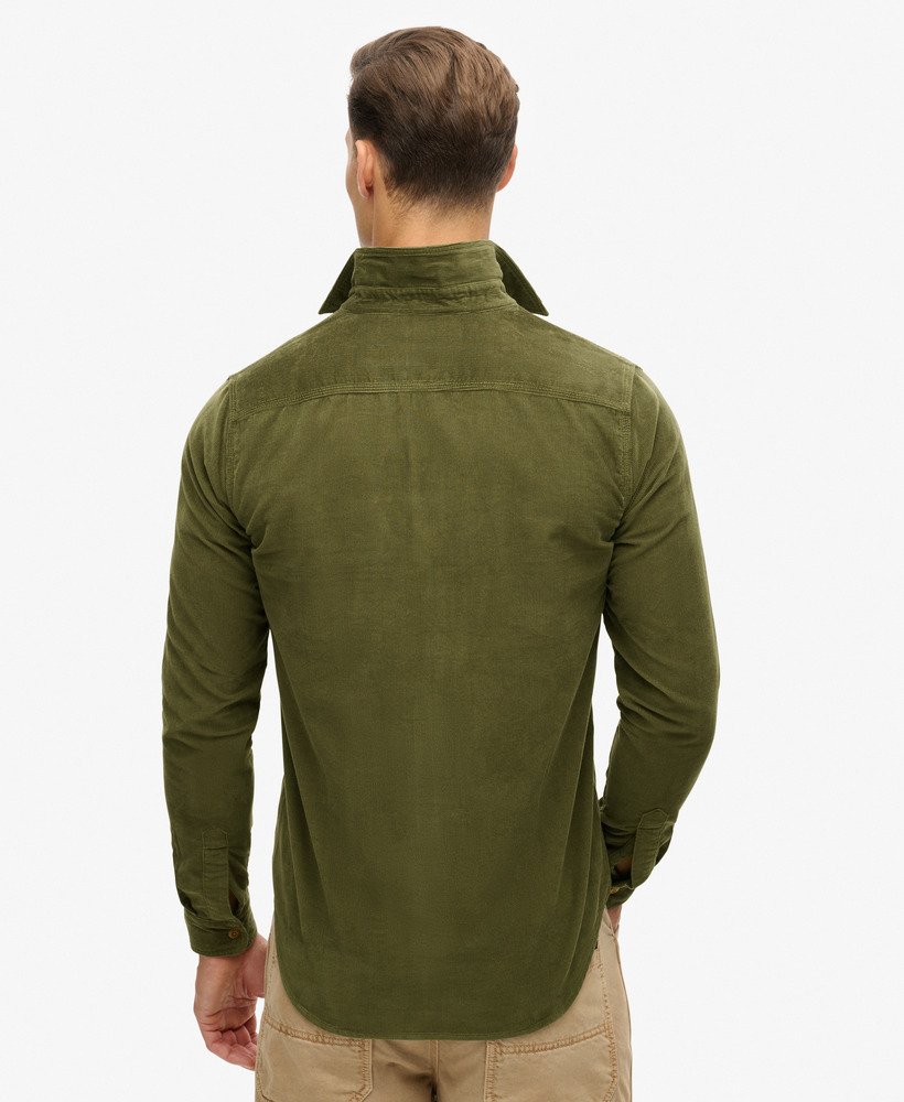camisa de veludo cotelê trailsman relaxed fit na cor verde musgo escuro