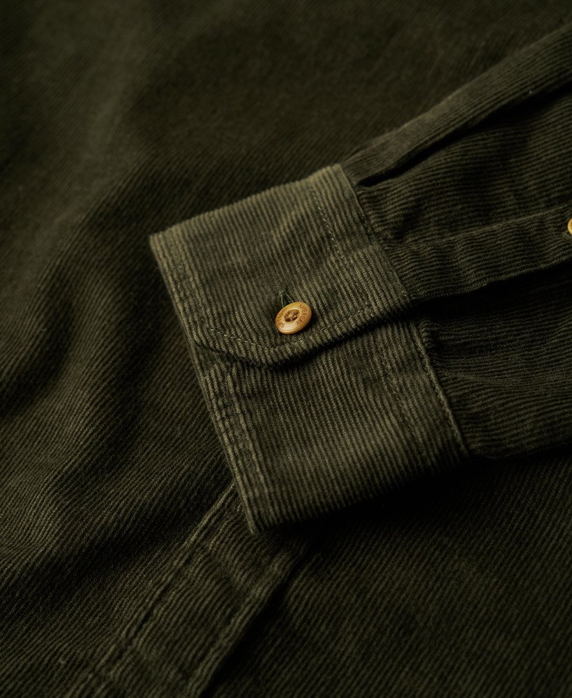 camisa de veludo cotelê trailsman relaxed fit na cor verde musgo escuro
