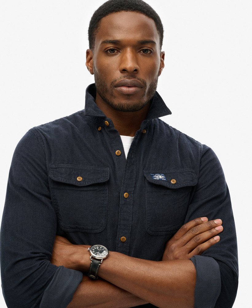 camisa de veludo cotelê trailsman relaxed fit na cor azul marinho eclipse.