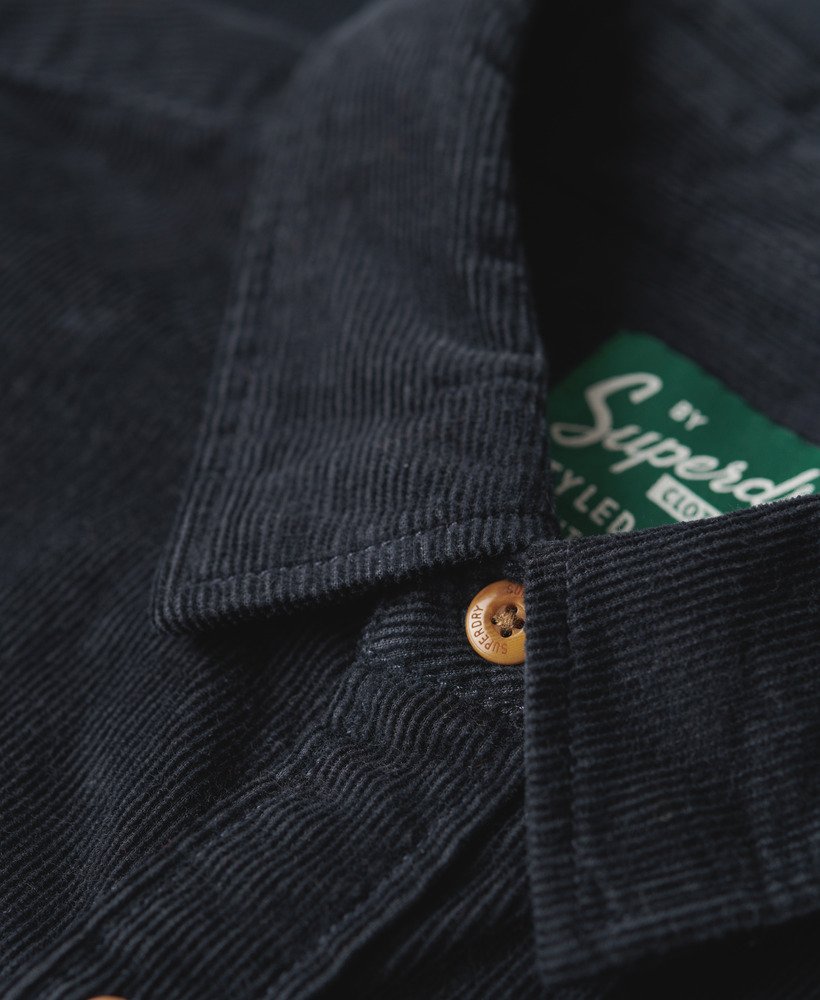 camisa de veludo cotelê trailsman relaxed fit na cor azul marinho eclipse.