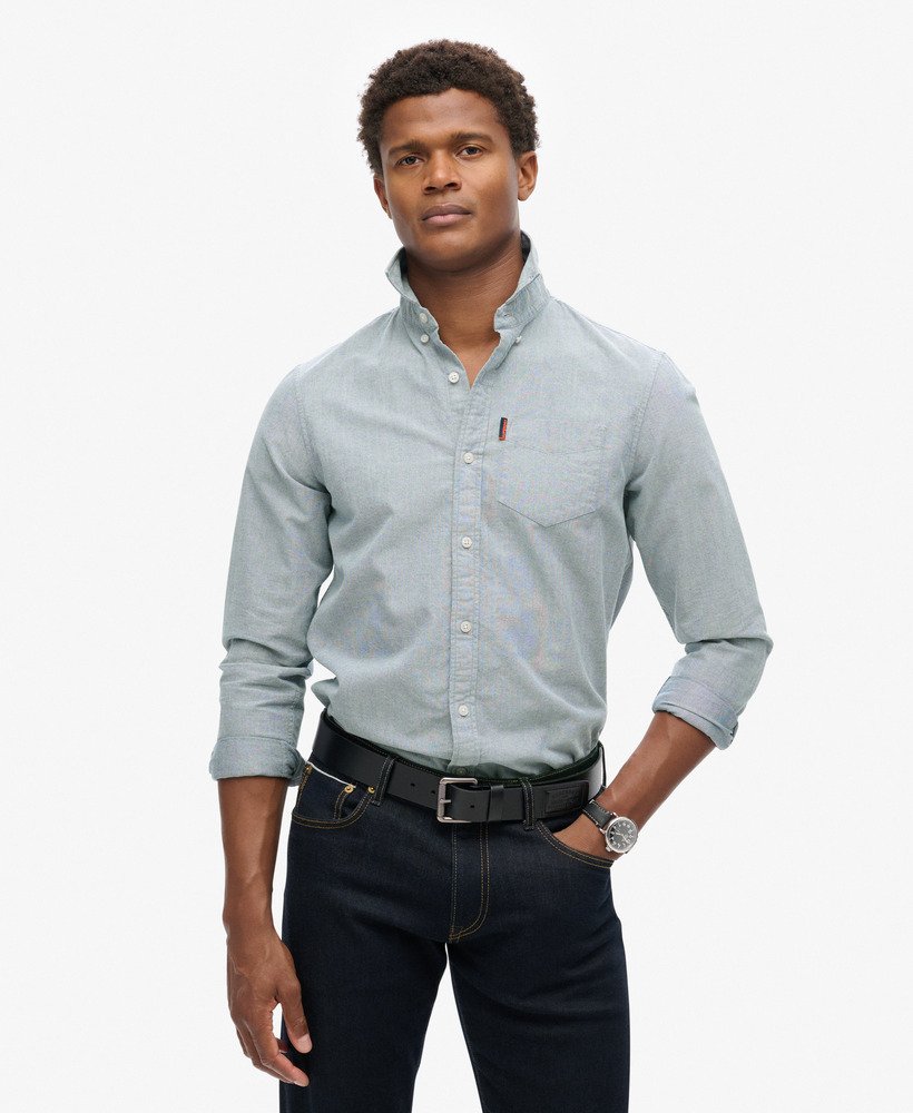 camisa oxford de manga comprida na cor azul marinho.
