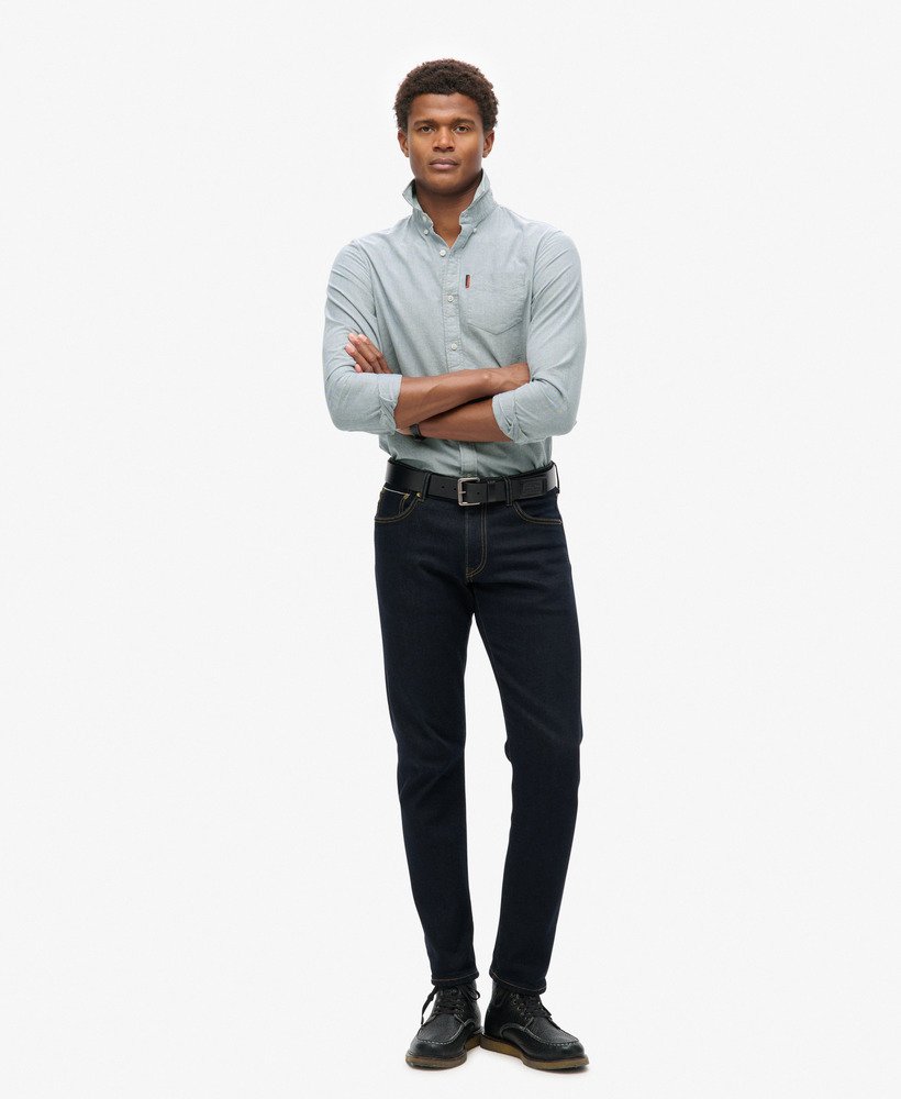 camisa oxford de manga comprida na cor azul marinho.