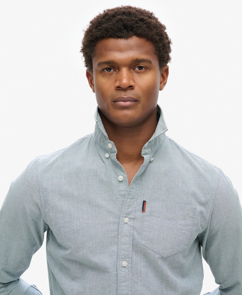 camisa oxford de manga comprida na cor azul marinho.