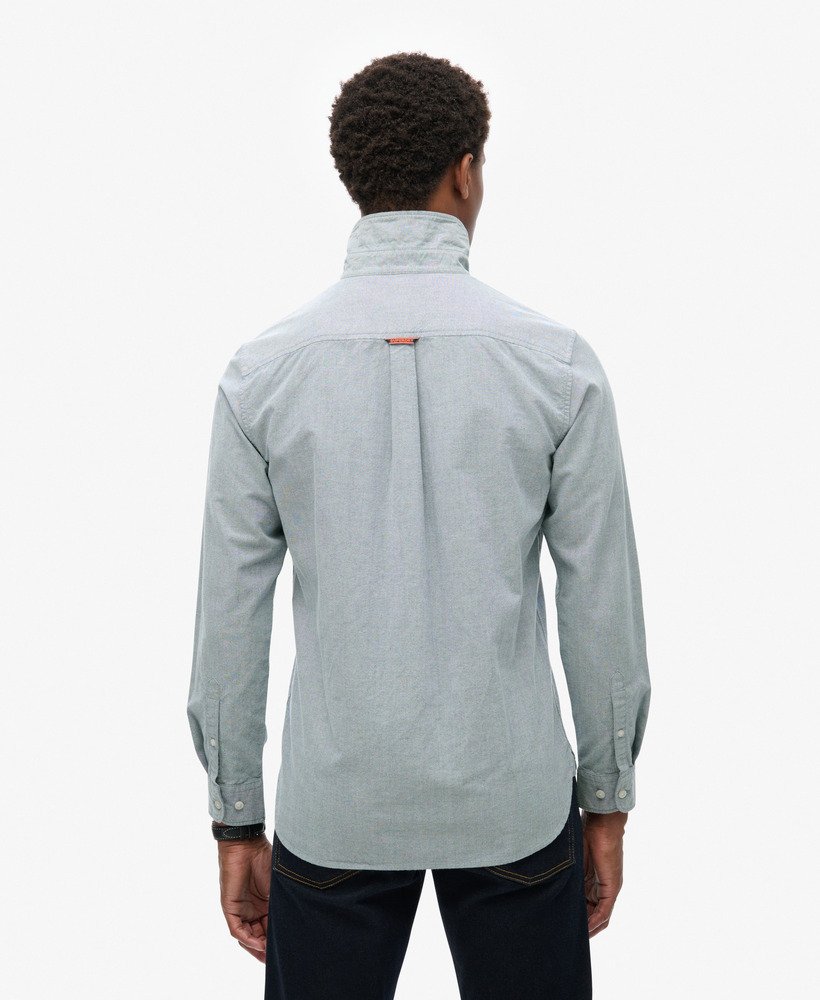 camisa oxford de manga comprida na cor azul marinho.