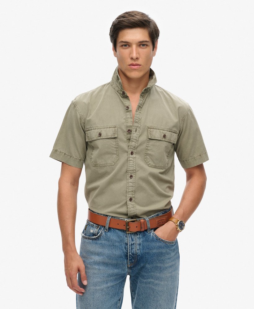 camisa militar de manga curta na cor verde cáqui claro.