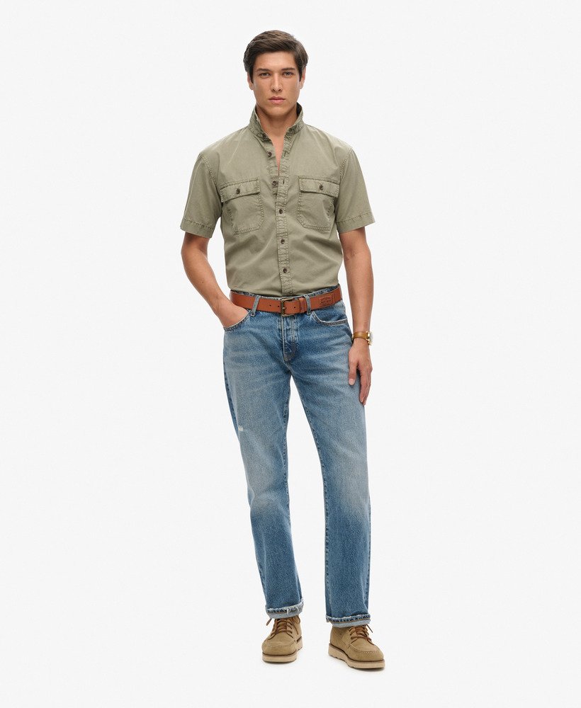 camisa militar de manga curta na cor verde cáqui claro.