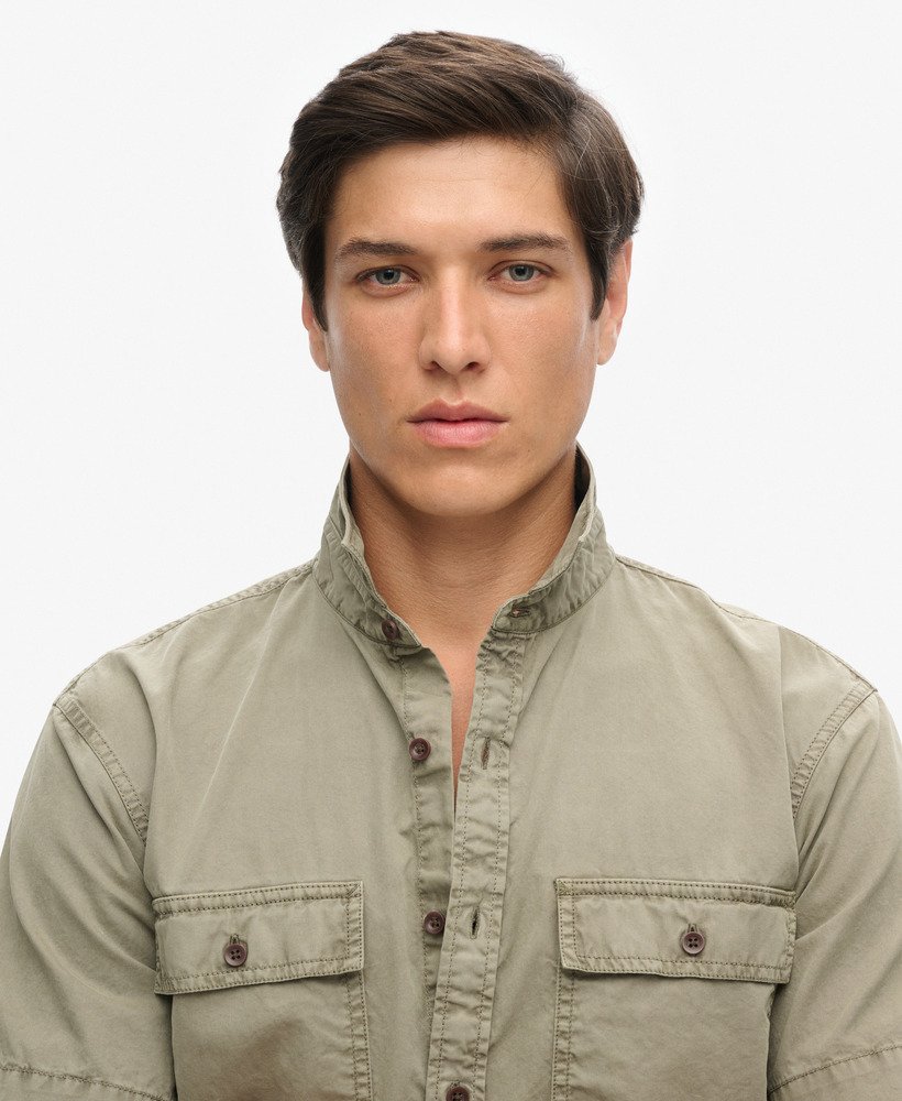camisa militar de manga curta na cor verde cáqui claro.