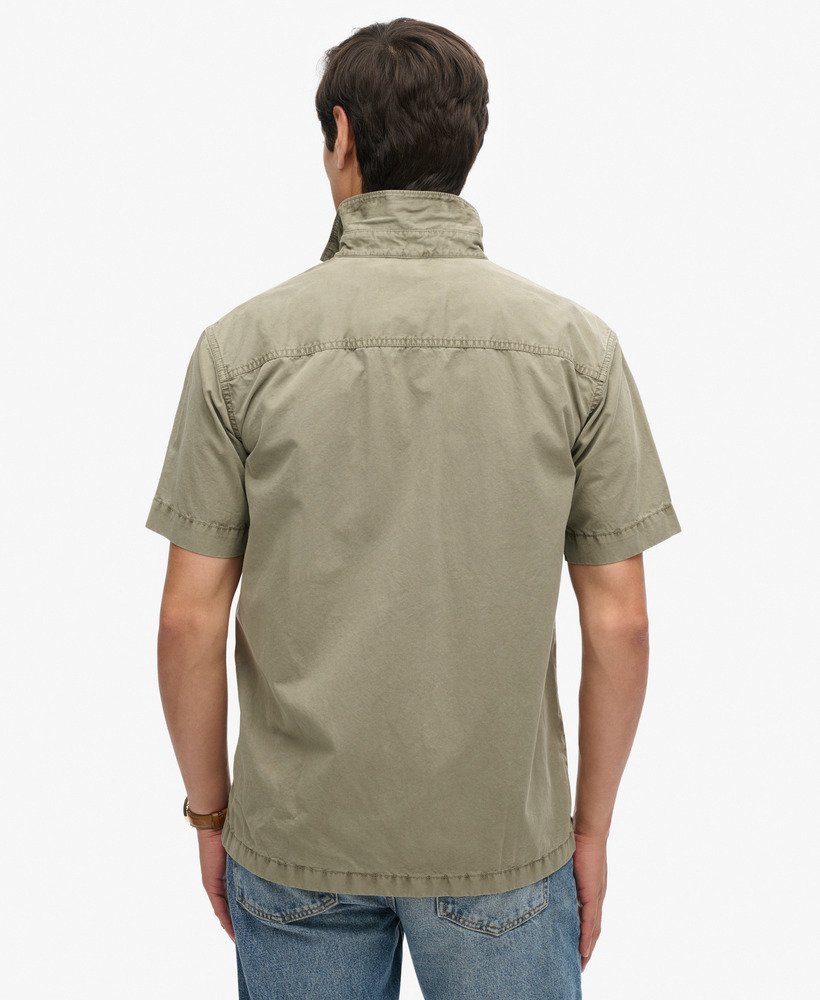 camisa militar de manga curta na cor verde cáqui claro.