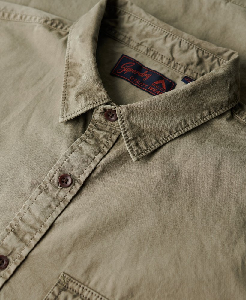 camisa militar de manga curta na cor verde cáqui claro.