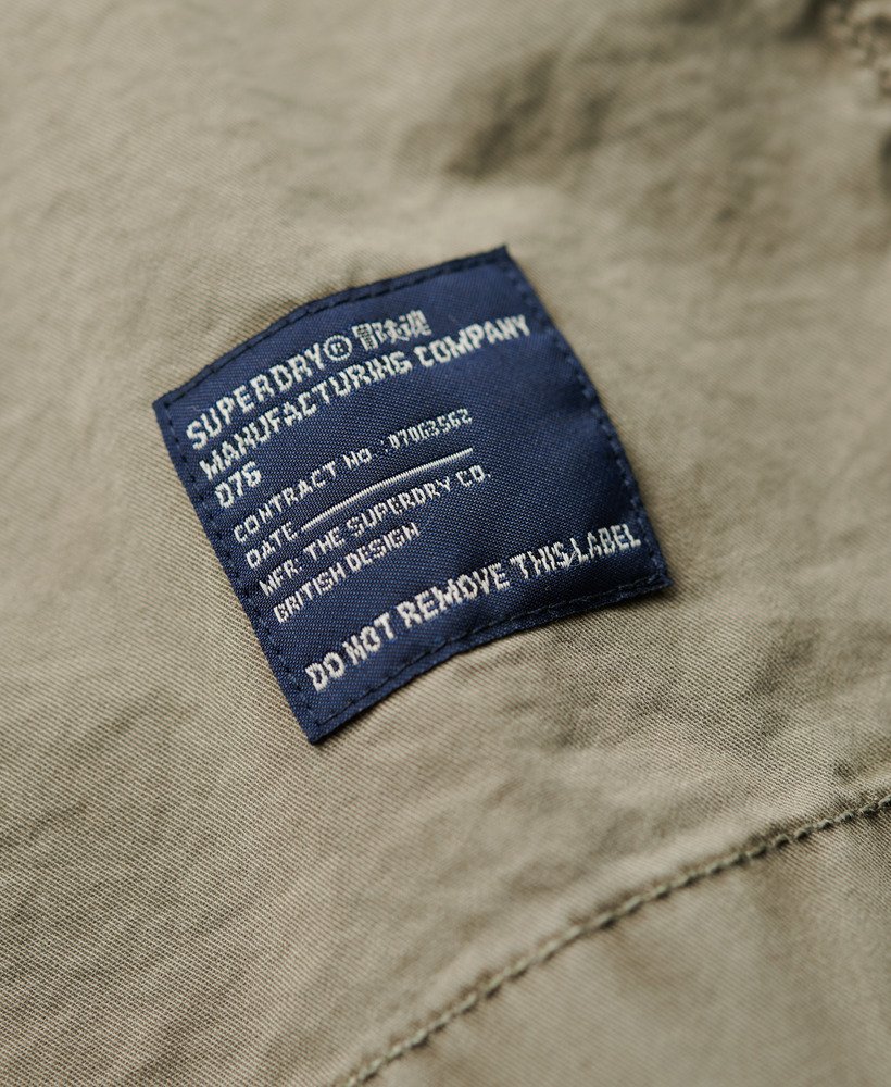 camisa militar de manga curta na cor verde cáqui claro.
