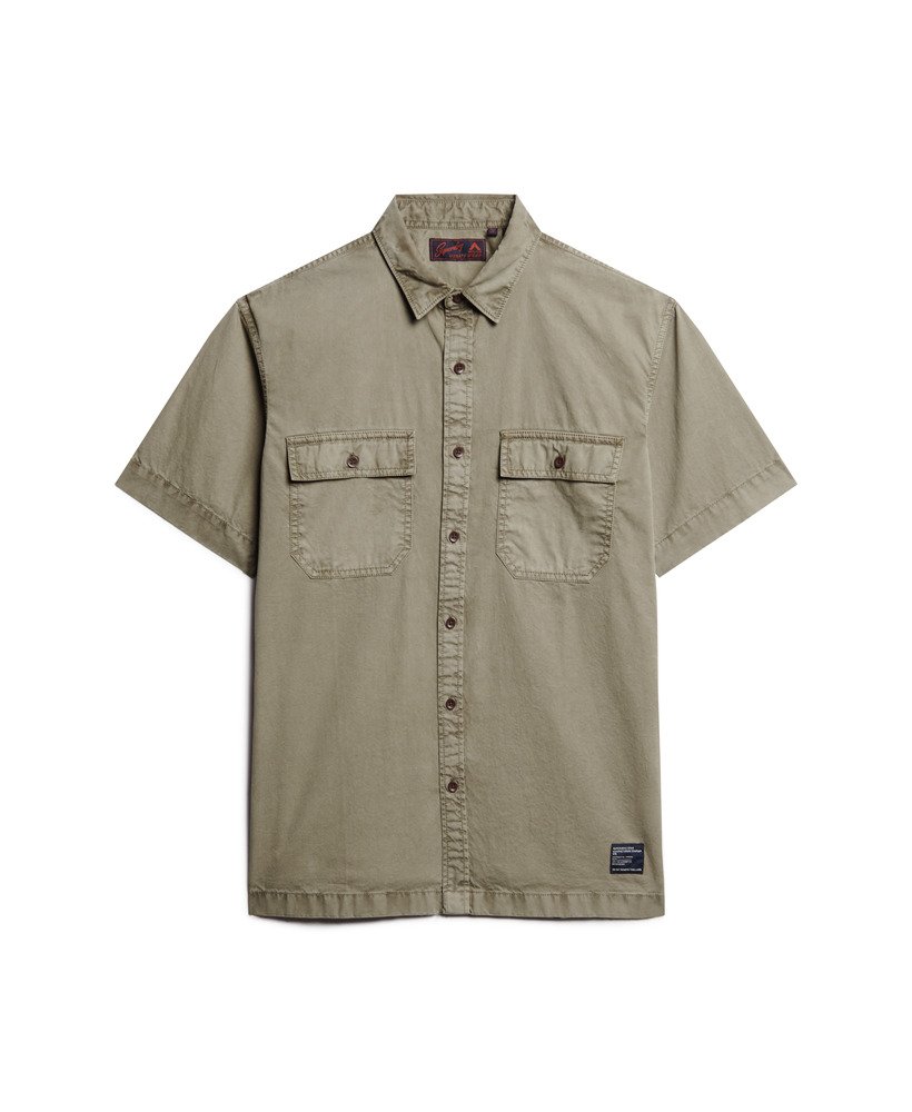 camisa militar de manga curta na cor verde cáqui claro.