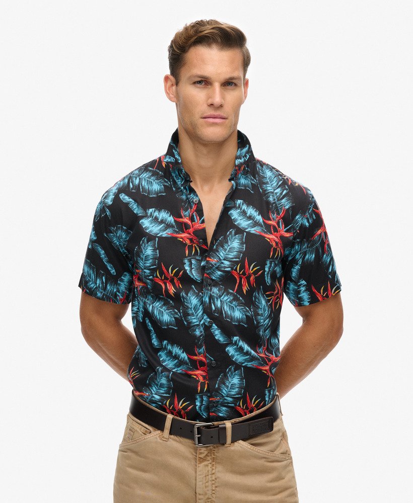 camisa havaiana em azul marinho escuro.