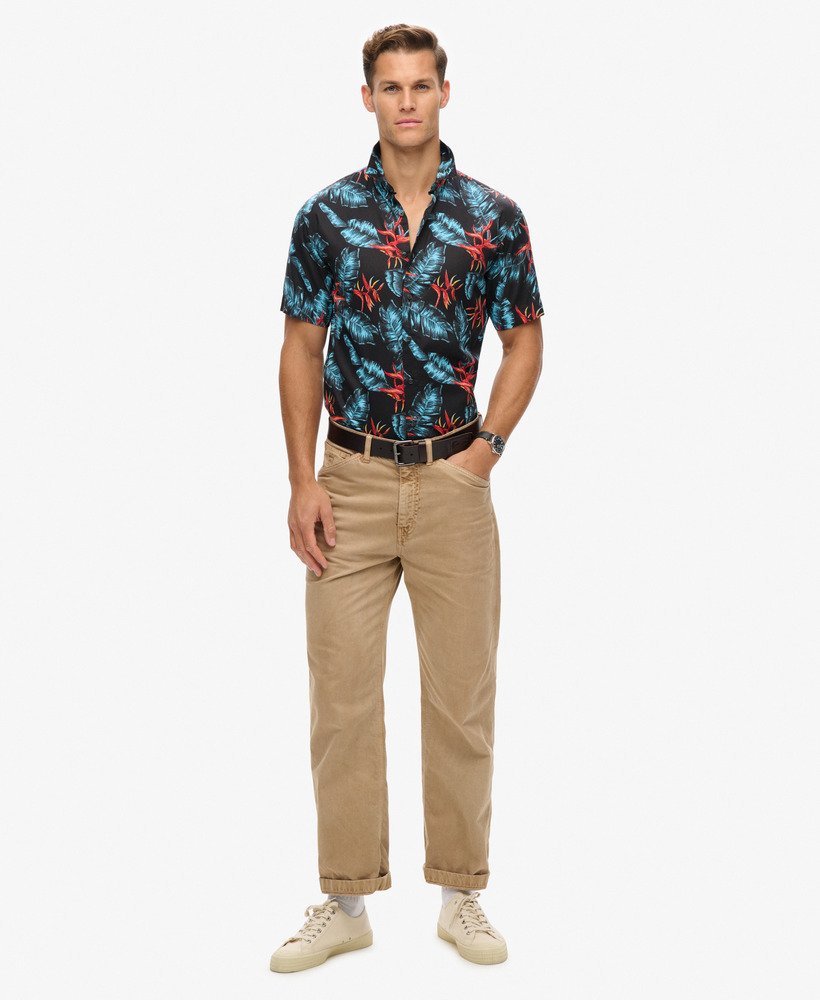 camisa havaiana em azul marinho escuro.