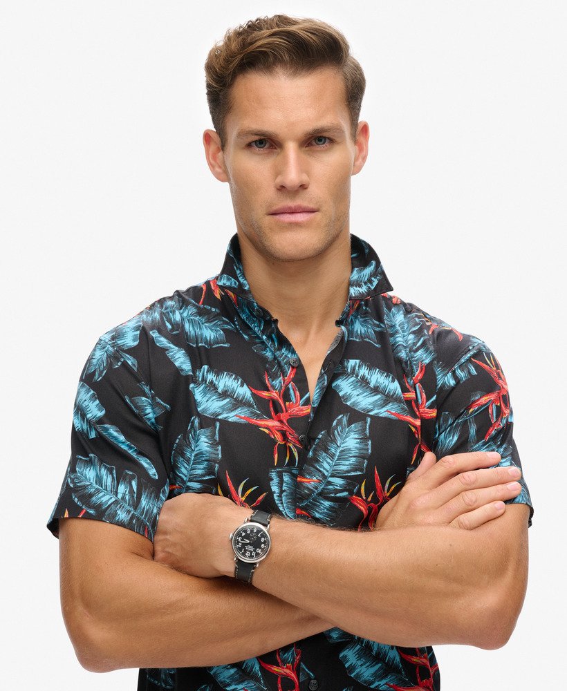 camisa havaiana em azul marinho escuro.