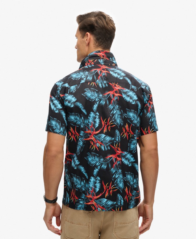 camisa havaiana em azul marinho escuro.