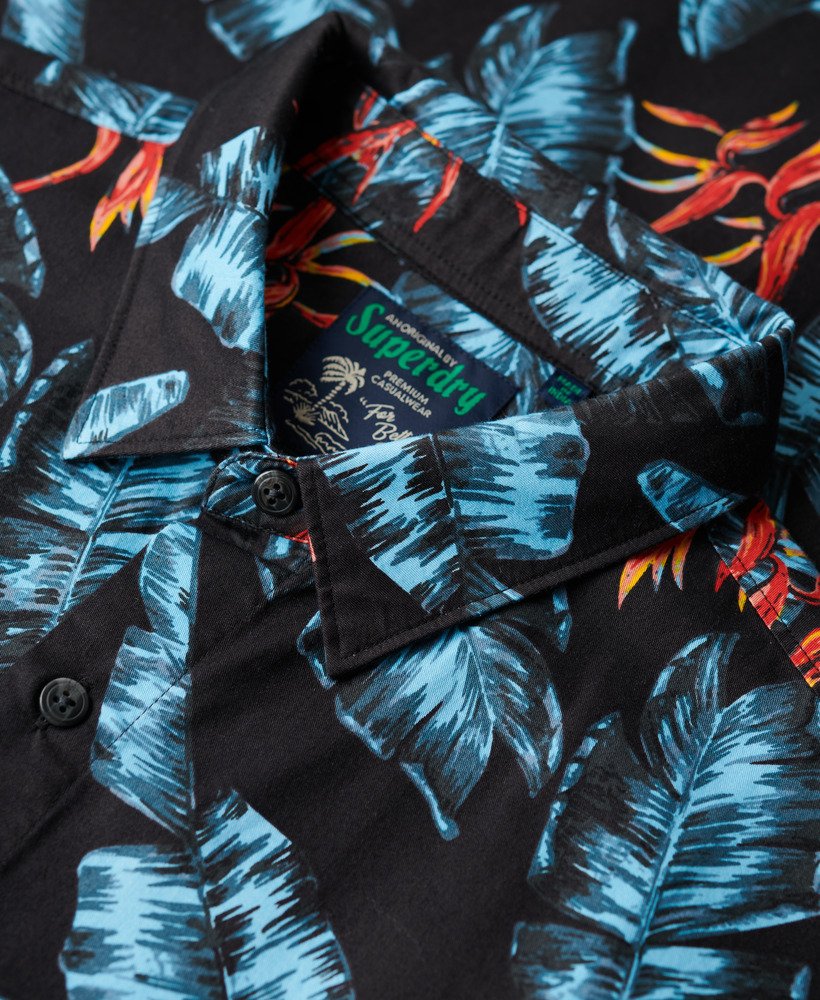 camisa havaiana em azul marinho escuro.