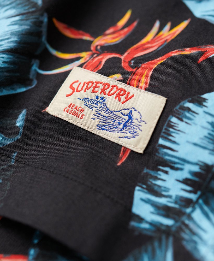 camisa havaiana em azul marinho escuro.
