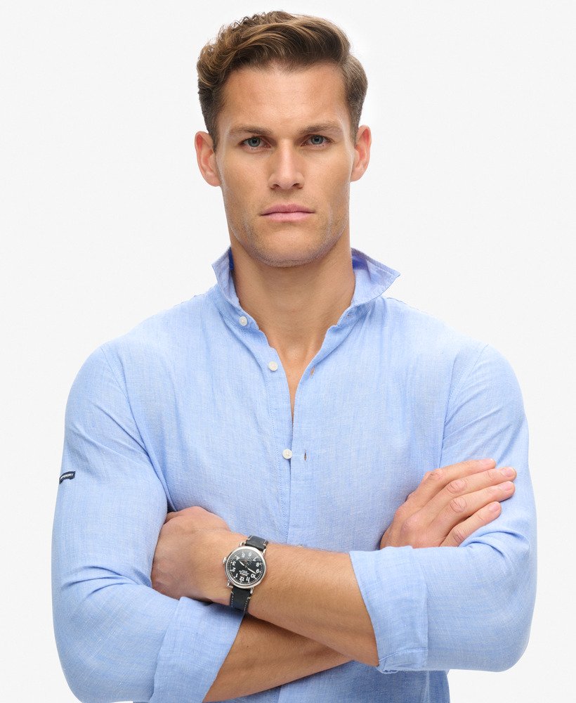 camisa casual de linho de manga comprida em chambray azul claro.