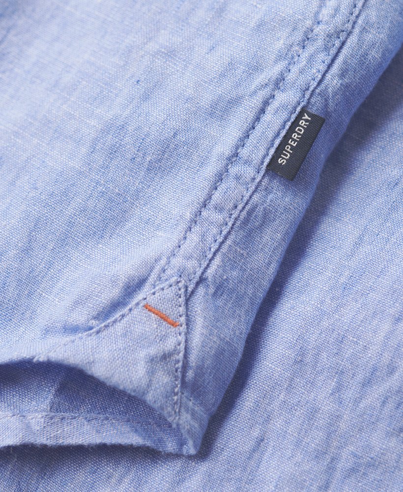 camisa casual de linho de manga comprida em chambray azul claro.