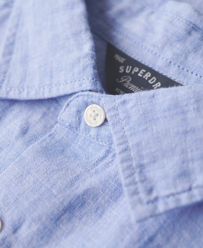 camisa casual de linho de manga comprida em chambray azul claro.