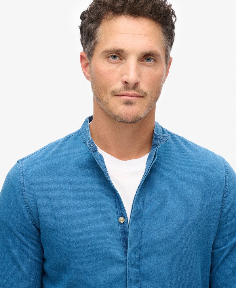 camisa grandad indigo da the merchant store em lavagem pesada