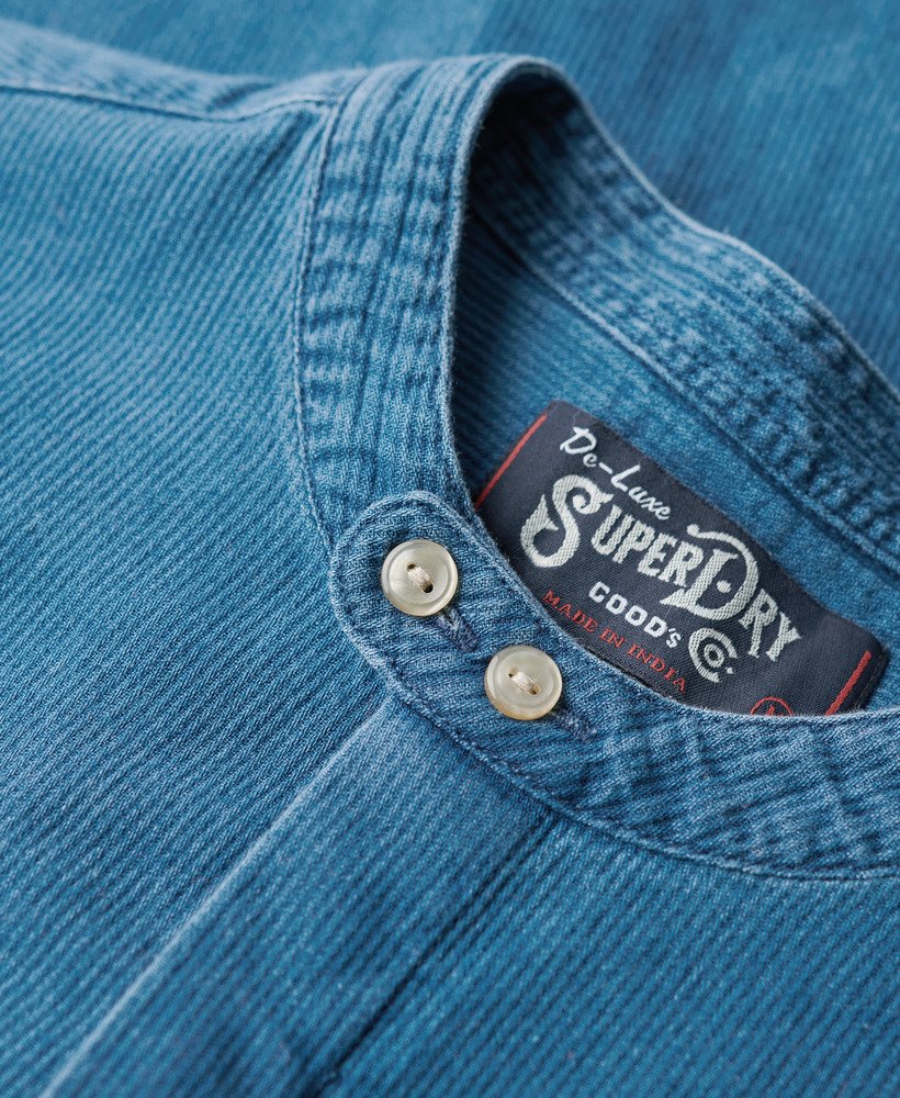 camisa grandad indigo da the merchant store em lavagem pesada