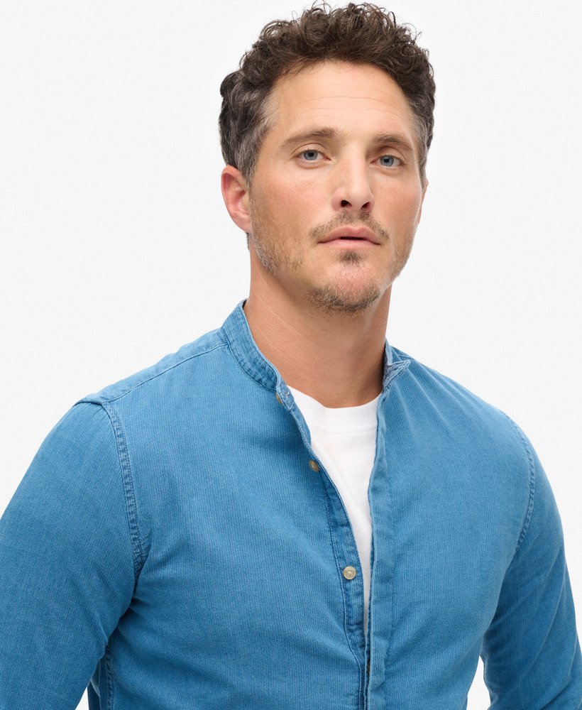 camisa grandad indigo da the merchant store em lavagem pesada