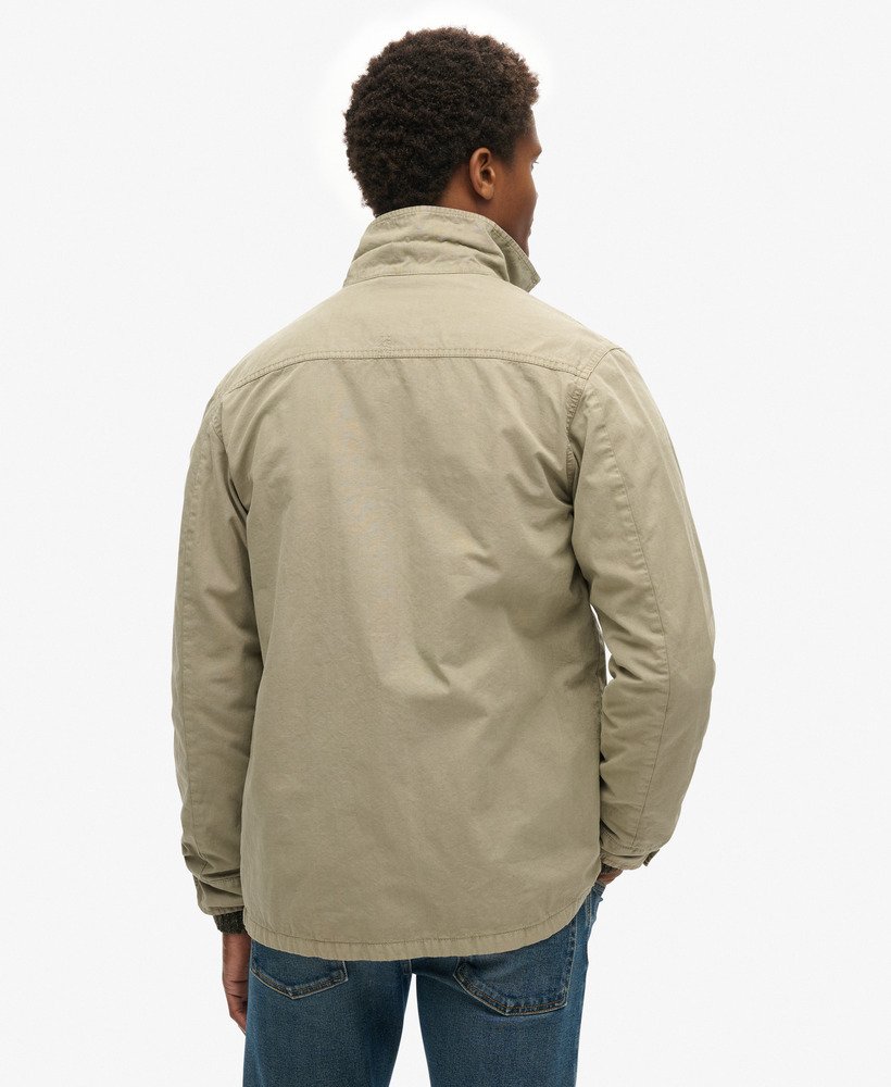 jaqueta militar estilo sobretudo na cor verde cáqui claro.