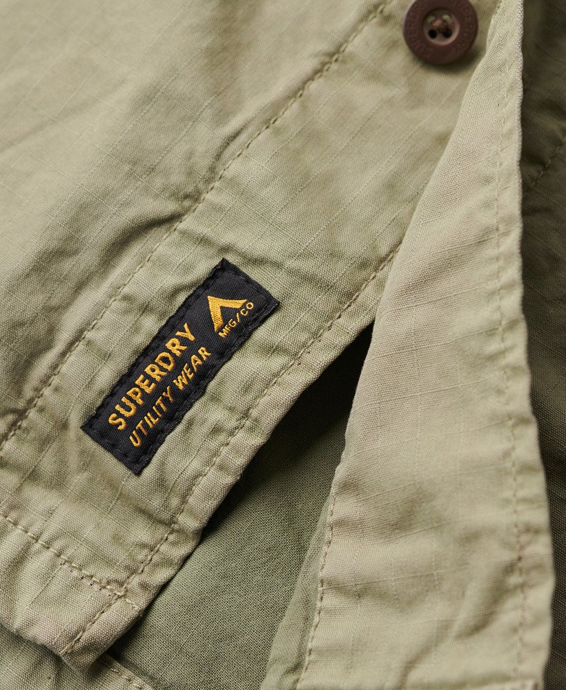 jaqueta militar estilo sobretudo na cor verde cáqui claro.