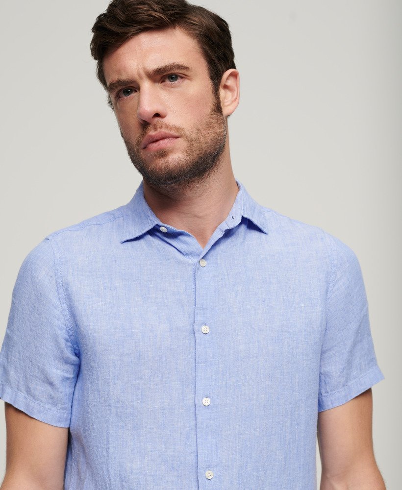 camisa casual de linho studios em chambray azul claro.