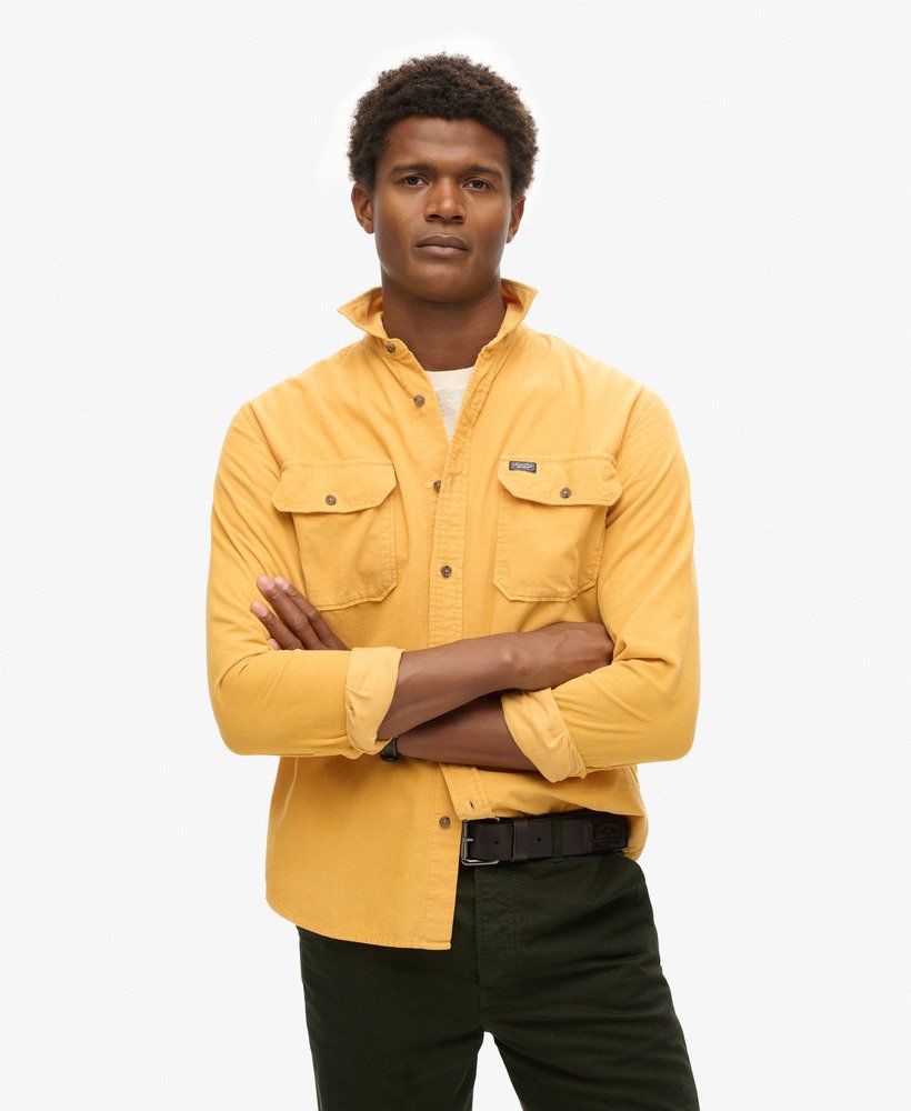 camisa de manga comprida em microfibra na cor amarelo dourado.