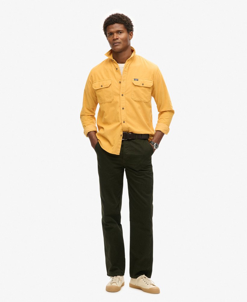 camisa de manga comprida em microfibra na cor amarelo dourado.