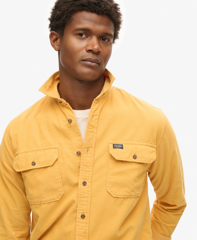 camisa de manga comprida em microfibra na cor amarelo dourado.