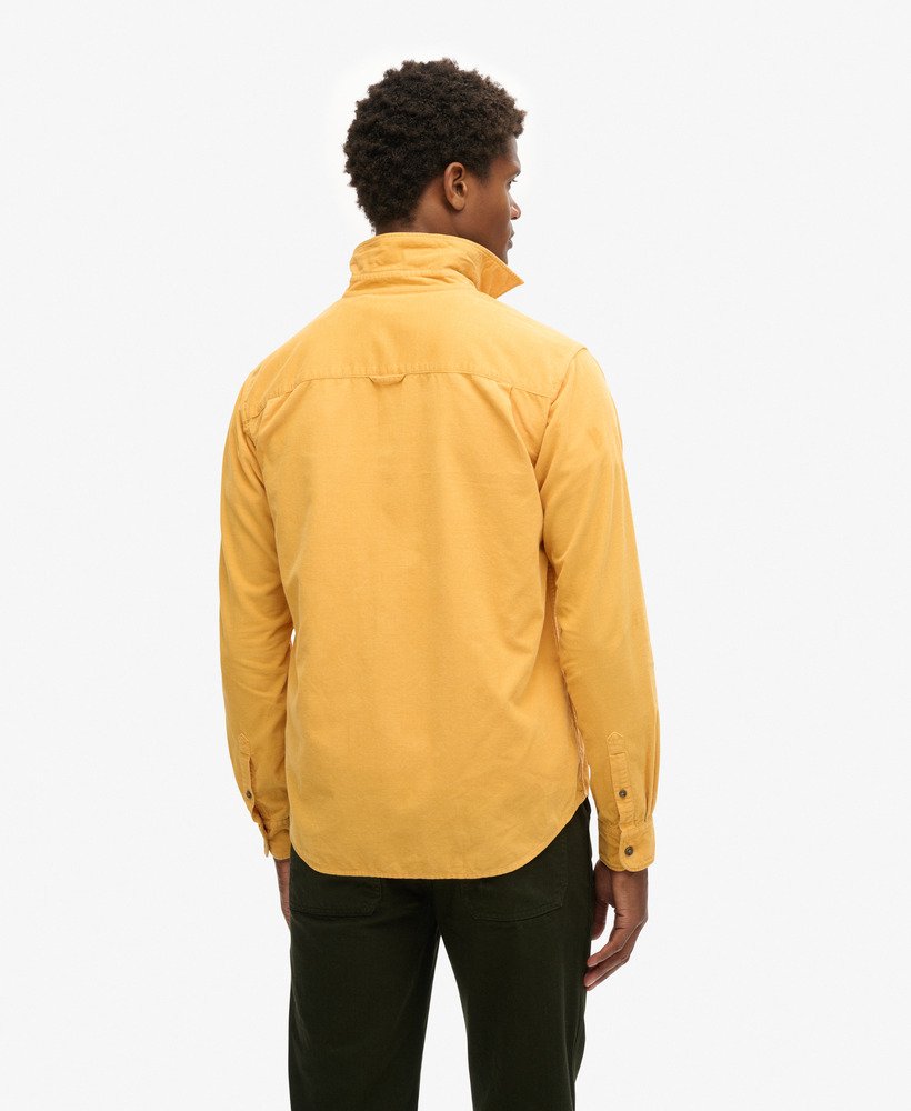 camisa de manga comprida em microfibra na cor amarelo dourado.