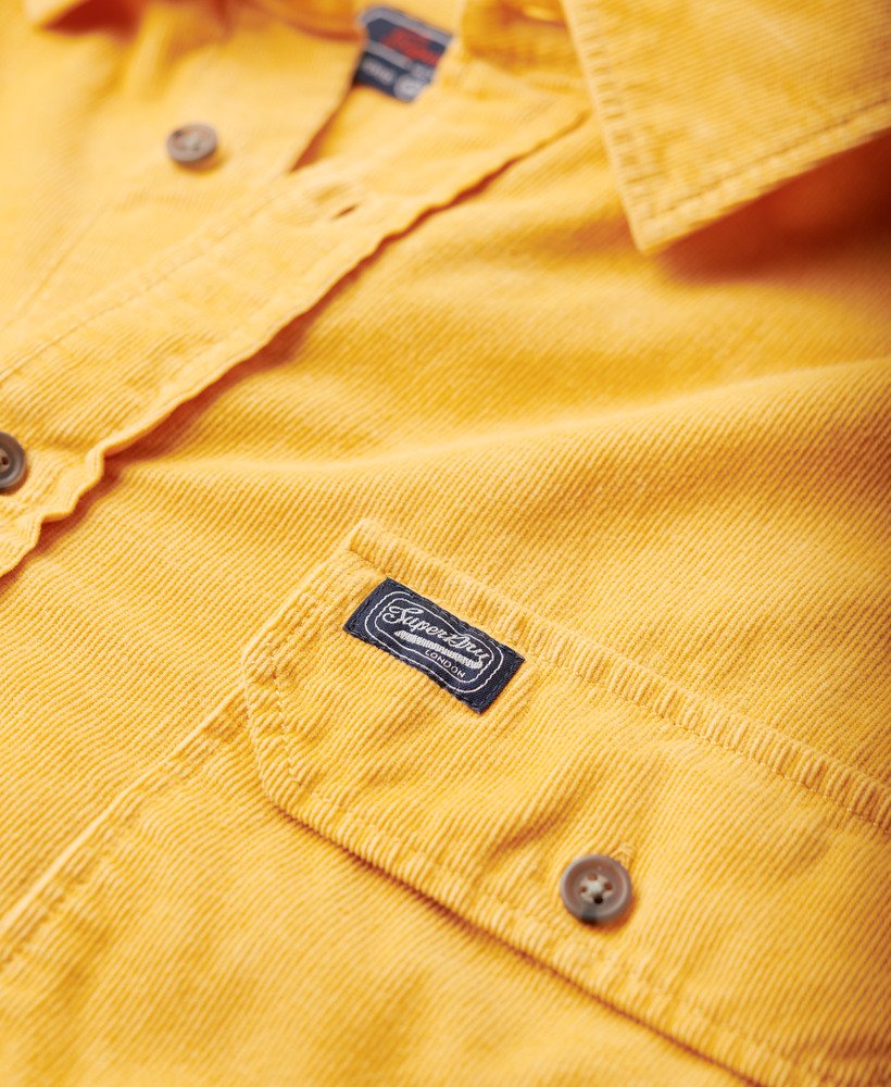 camisa de manga comprida em microfibra na cor amarelo dourado.