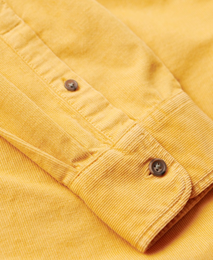 camisa de manga comprida em microfibra na cor amarelo dourado.