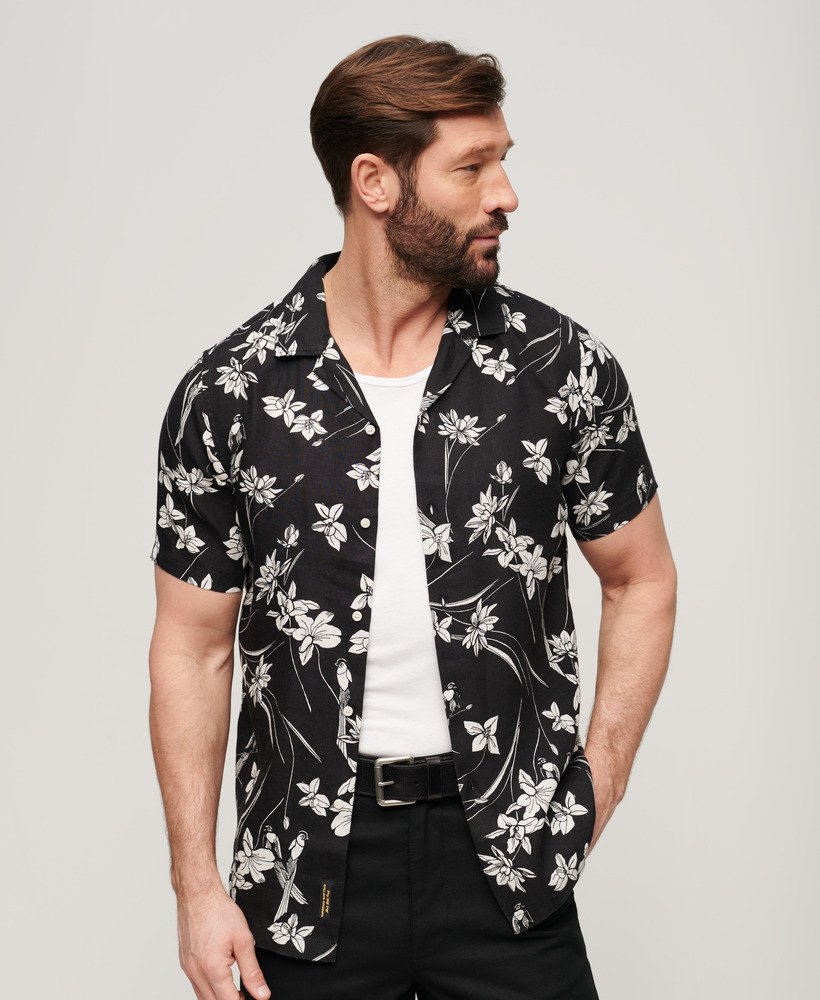camisa de linho estampada com gola aberta e estampa de flor de lótus preta.