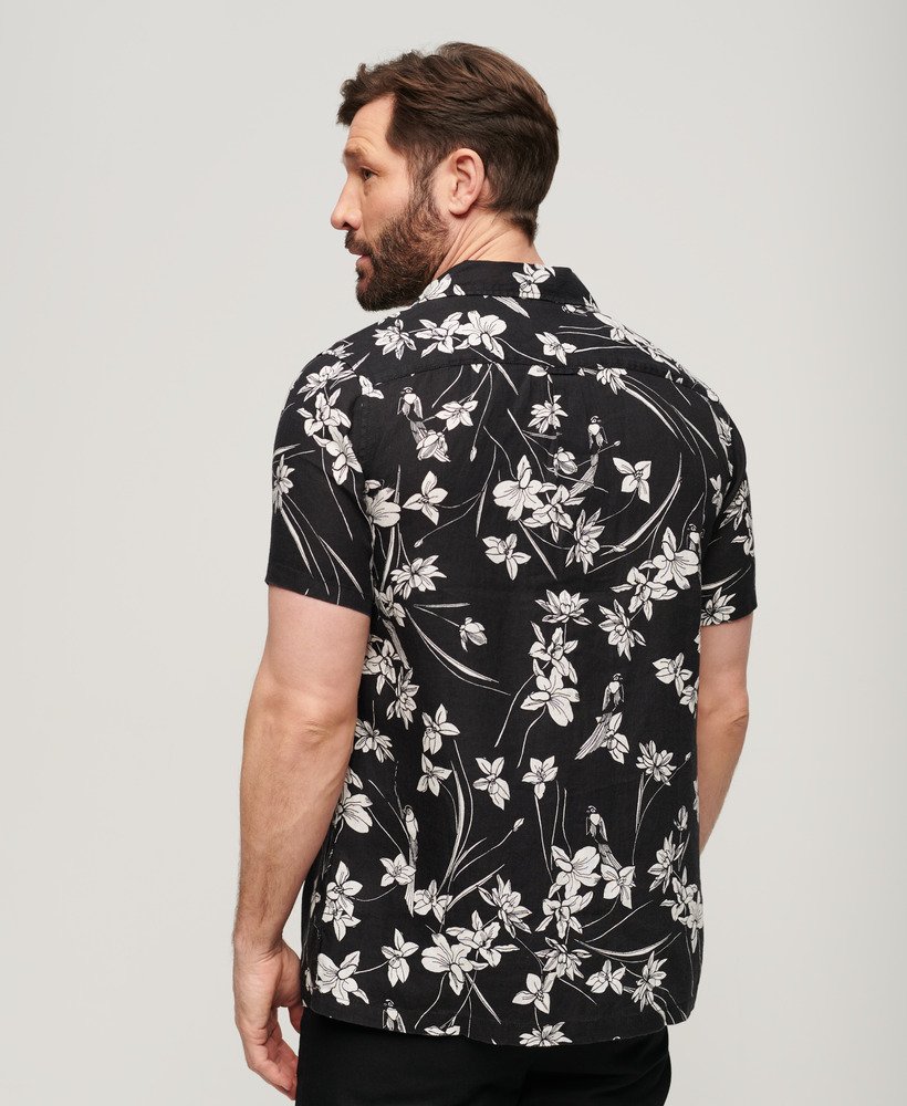 camisa de linho estampada com gola aberta e estampa de flor de lótus preta.