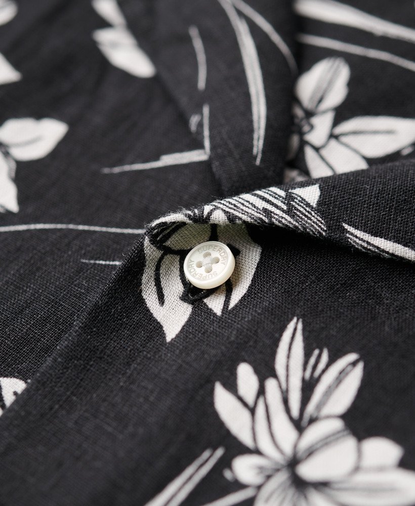 camisa de linho estampada com gola aberta e estampa de flor de lótus preta.