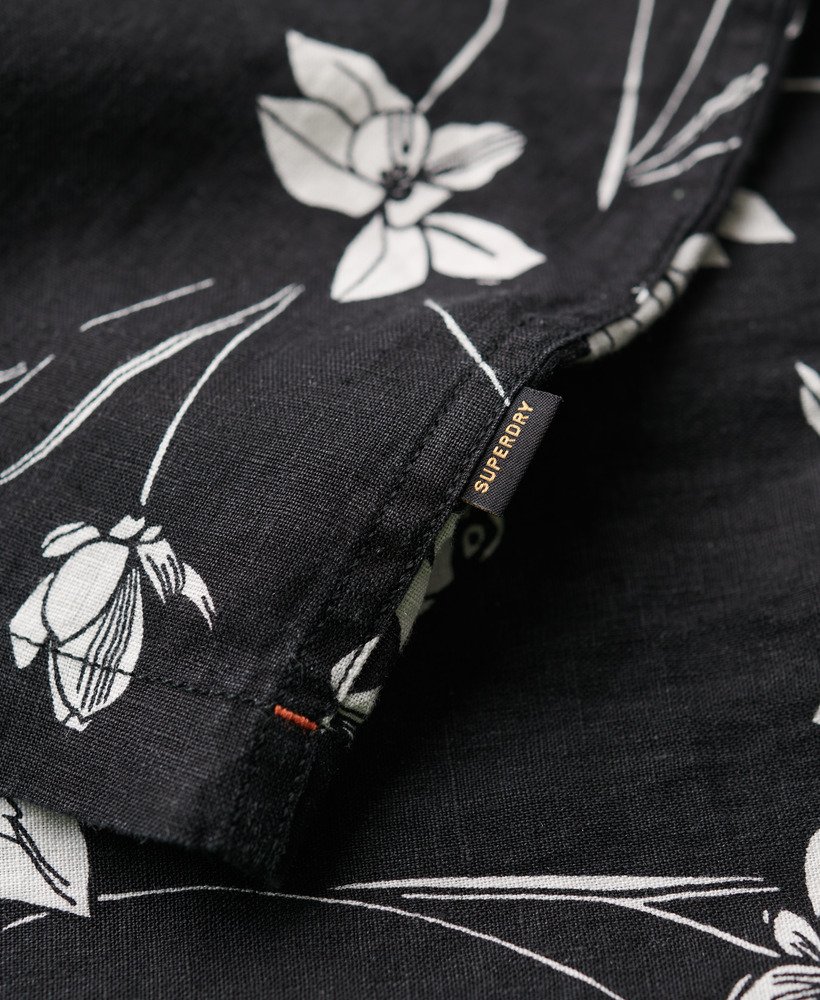 camisa de linho estampada com gola aberta e estampa de flor de lótus preta.