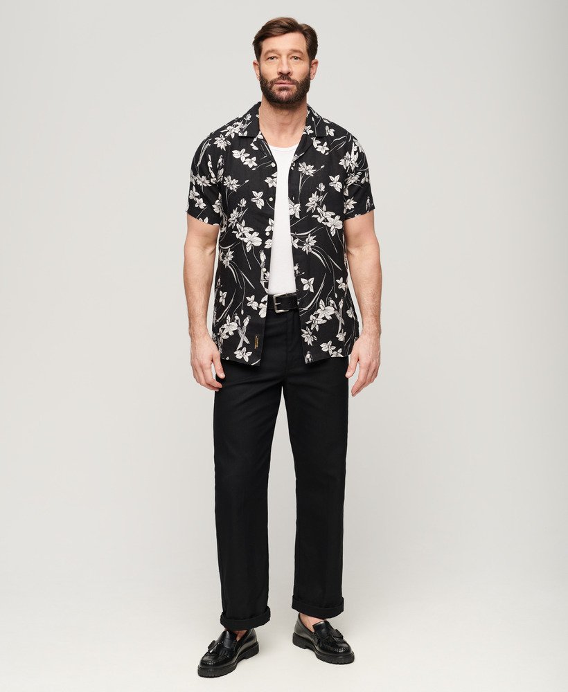 camisa de linho estampada com gola aberta e estampa de flor de lótus preta.