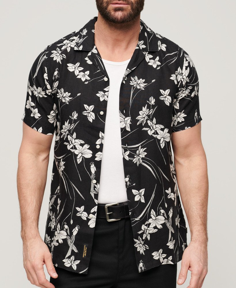 camisa de linho estampada com gola aberta e estampa de flor de lótus preta.