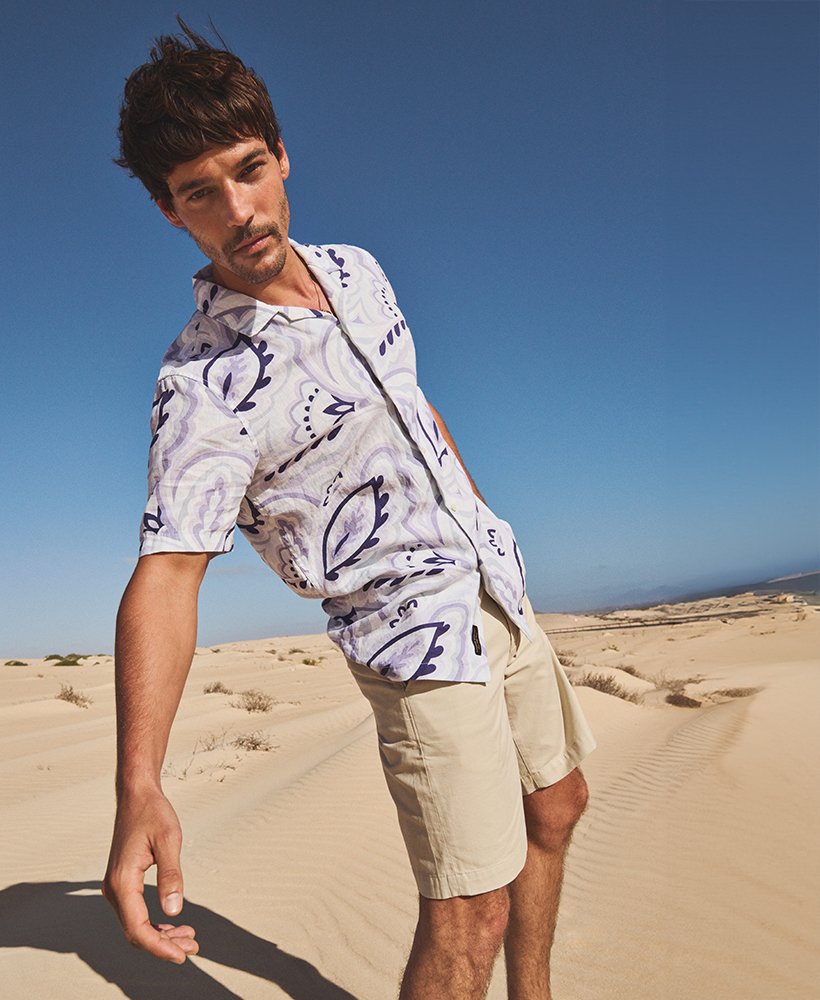 camisa de linho estampada com gola aberta na cor cinza louro.