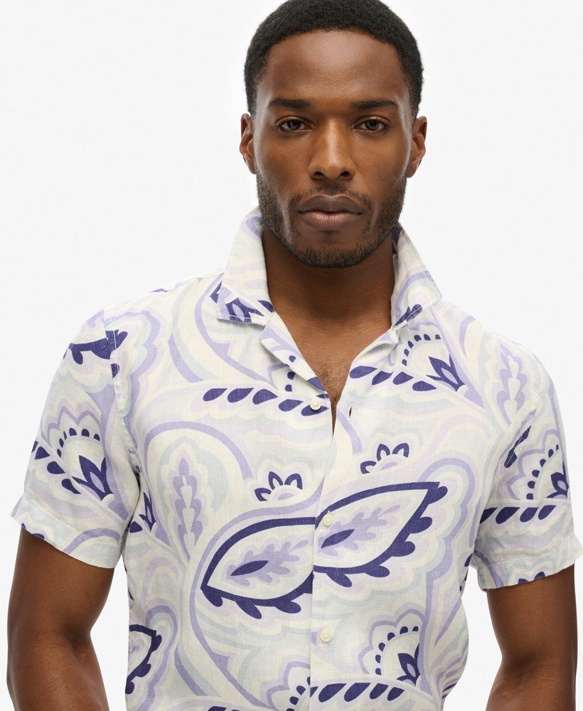 camisa de linho estampada com gola aberta na cor cinza louro.