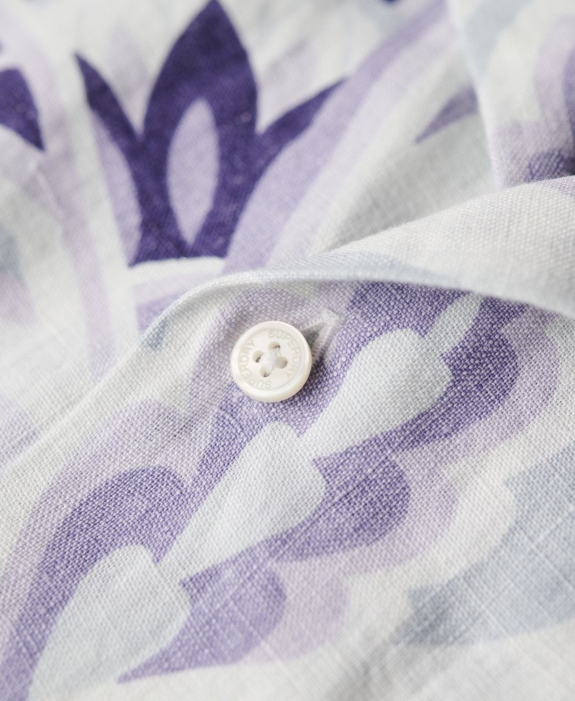 camisa de linho estampada com gola aberta na cor cinza louro.