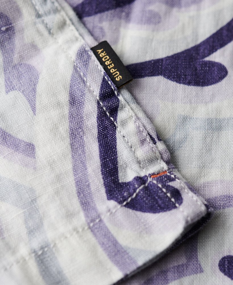 camisa de linho estampada com gola aberta na cor cinza louro.
