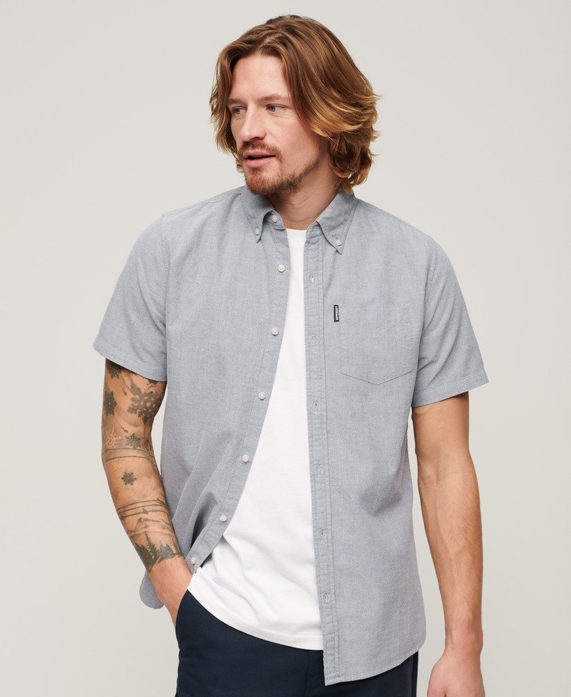 camisa oxford de manga curta na cor azul marinho.