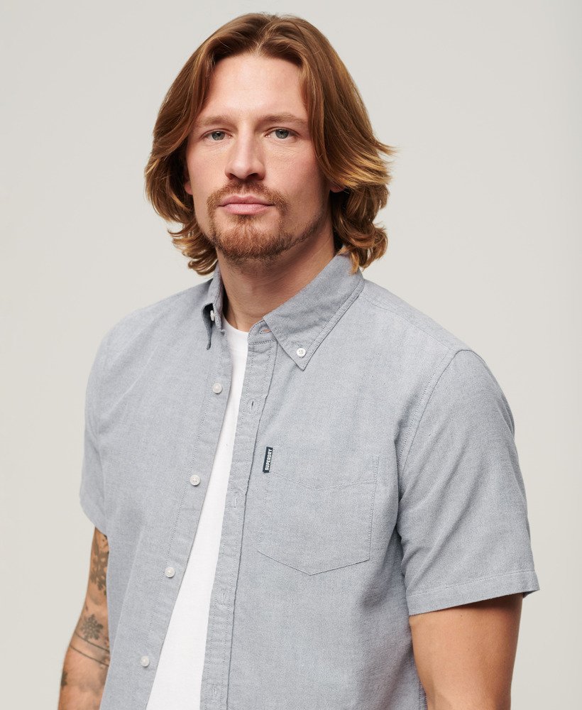 camisa oxford de manga curta na cor azul marinho.